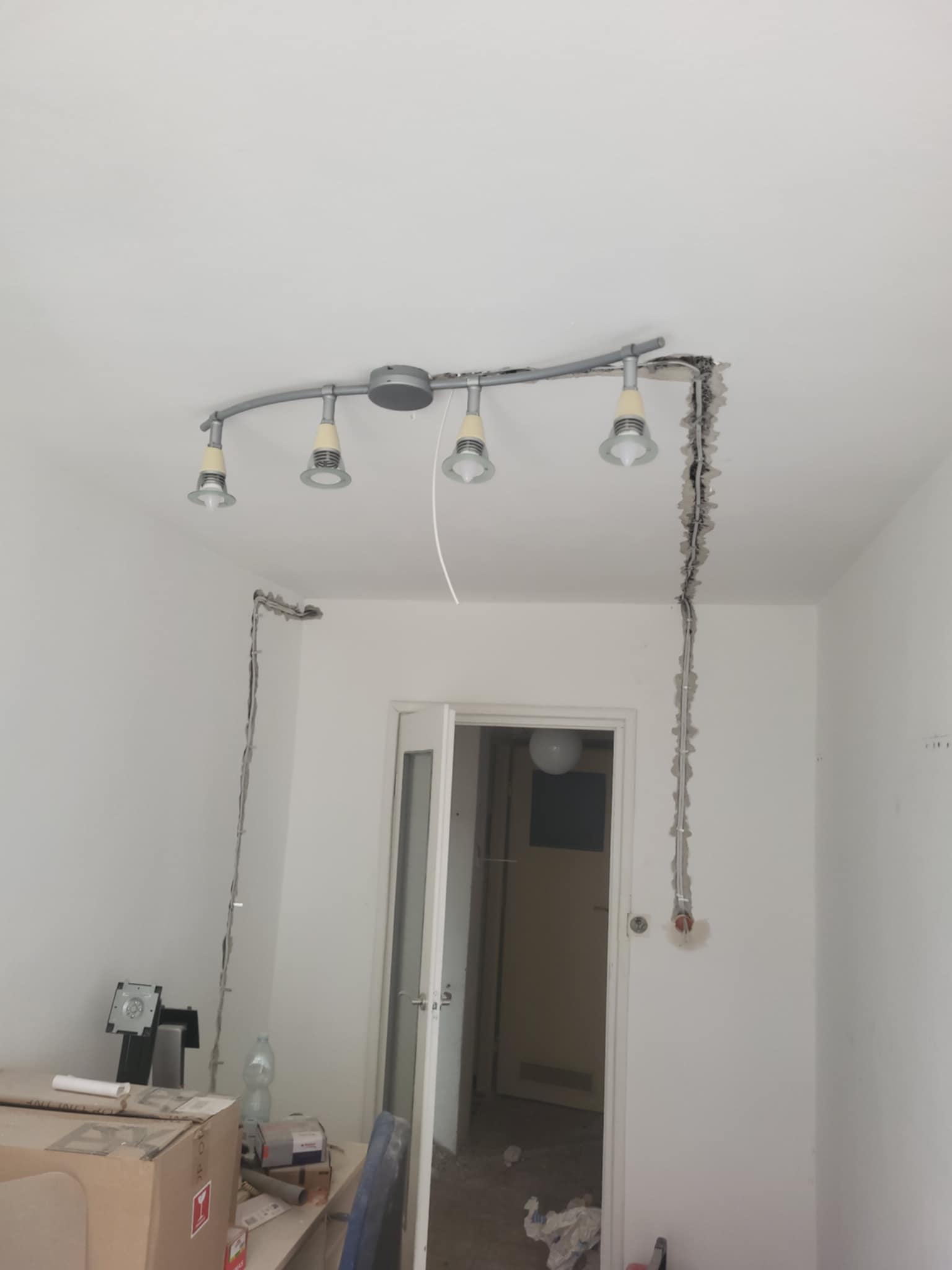 Prace przy instalacji podczas remontu